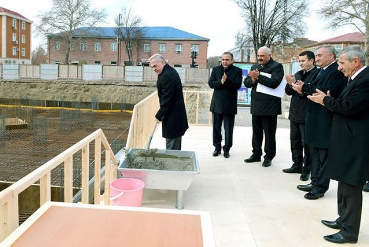 Vasif Talıbov doqquzotaqlı mənzillərin yerləşəcəyi binanın təməlini qoydu