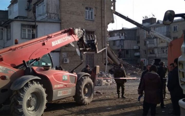 Bakıdan Gəncəyə helikopterlə xilasedicilər və itlər aparıldı