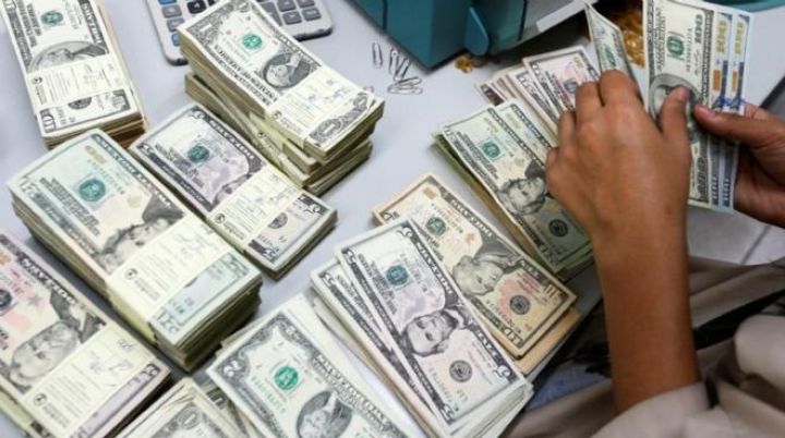 Dollarda əmanətlər artıb, Manatda azalıb