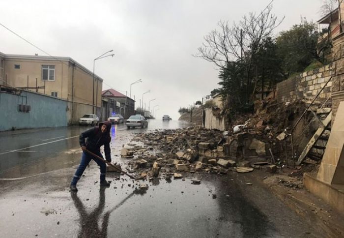 Bakıda daha bir ərazidə sürüşmə olub, istinad divarı uçub