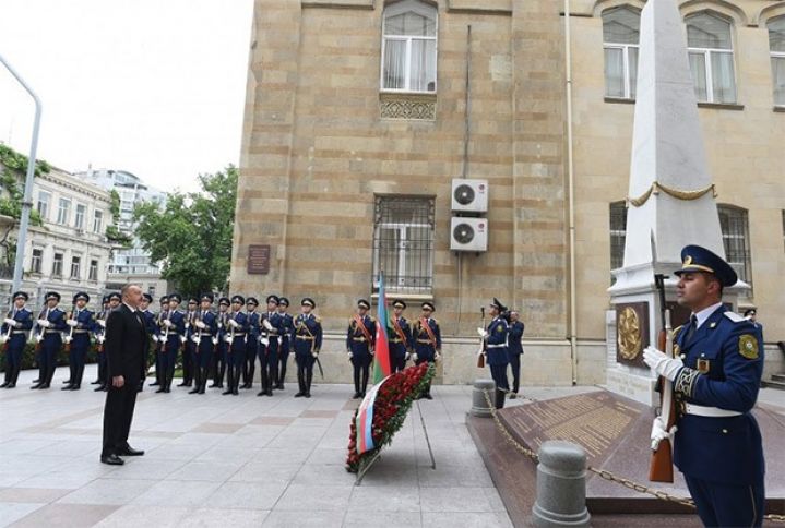 İlham Əliyev Cümhuriyyət abidəsini ziyarət etdi - YENİLƏNİB