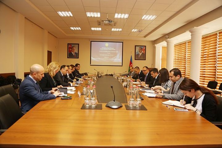 Palatada AYİB-in Manatda istiqraz emissiyası planı müzakirə edildi