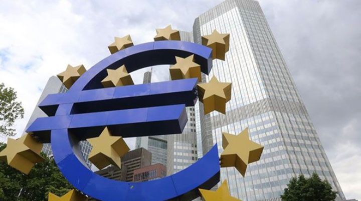 Avro Bölgəsi iqtisadiyyatı kiçildi