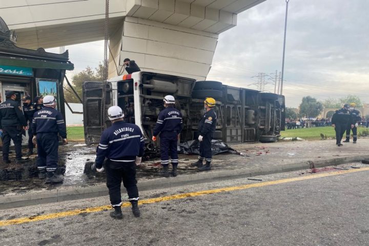 Bakıda yük maşını avtobusa çırpılıb, 5 nəfər ölüb