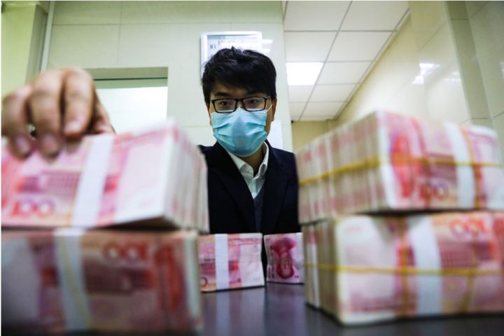 Çinin valyuta ehtiyatları aprel ayında da azalmağa davam edib