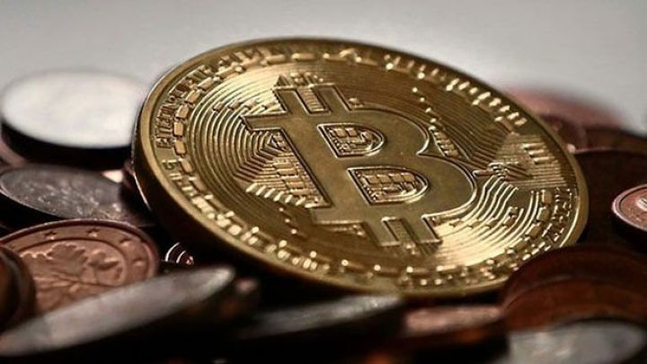 Bitcoin "əriməyə" davam edir