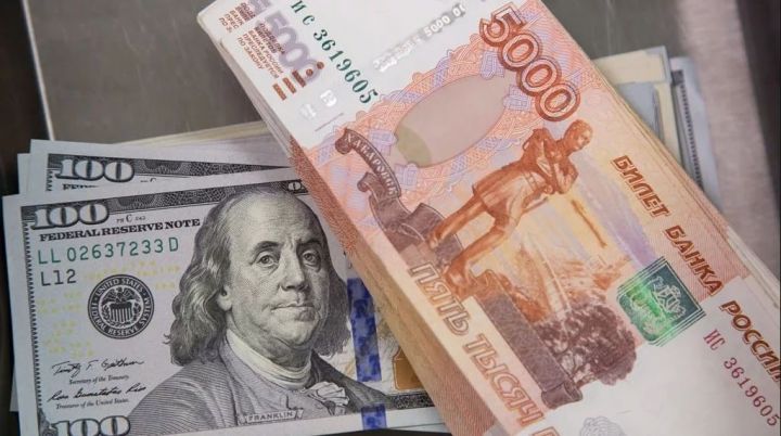 Moskva birjasında dolların məzənnəsi  90 rubldan aşağı düşüb