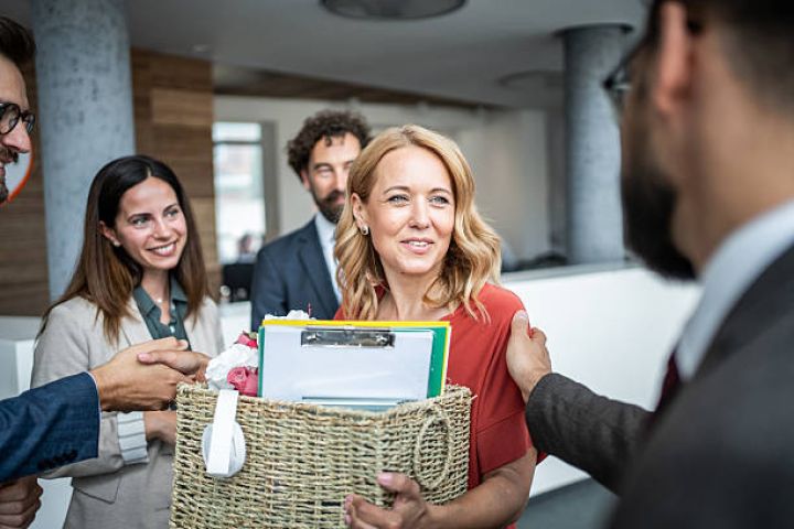 İşdən çıxan şəxsə nə qədər pul verilməlidir?