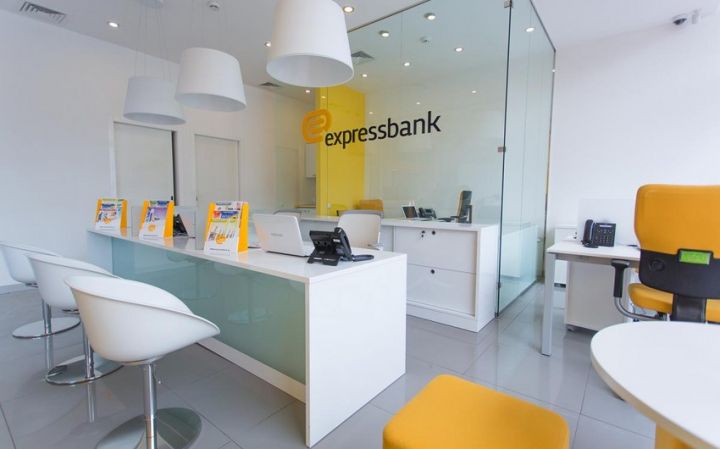 “Express Bank”ın səhmdarlarından biri payını satıb