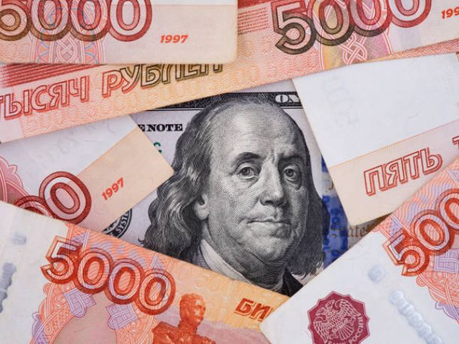 Moskva birjasında dolların məzənnəsi yüksəlib