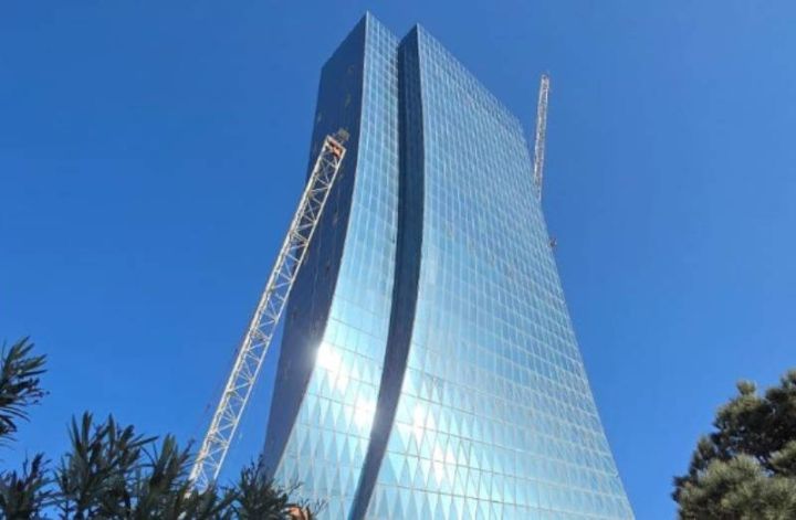 Bakıda 218 milyon avroya tikilən 37 mərtəbəli yeni inzibati binada ikinti-quraşdırma işləri başa çatıb